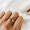 Anel em Aço Dourado com Pedra Cinzenta