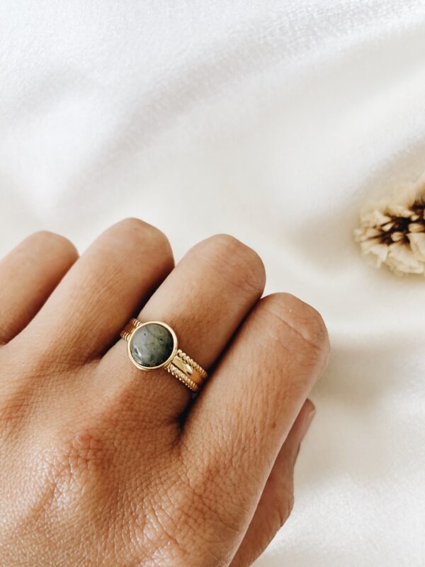 Anel em Aço Dourado com Pedra Cinzenta