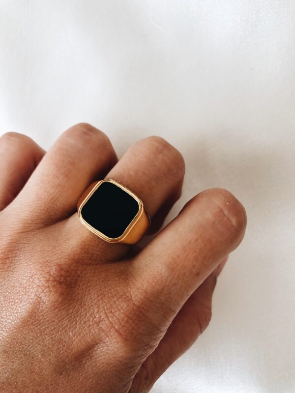 Anel em Aço Dourado Quadrado Preto