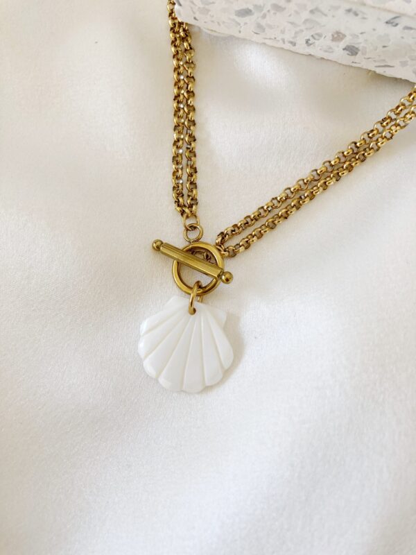 Colar em Aço Dourado Duplo com Concha Madrepérola