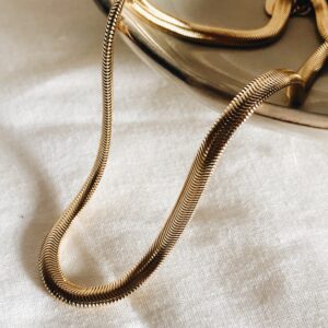 Colar Dourado em Aço Achatado
