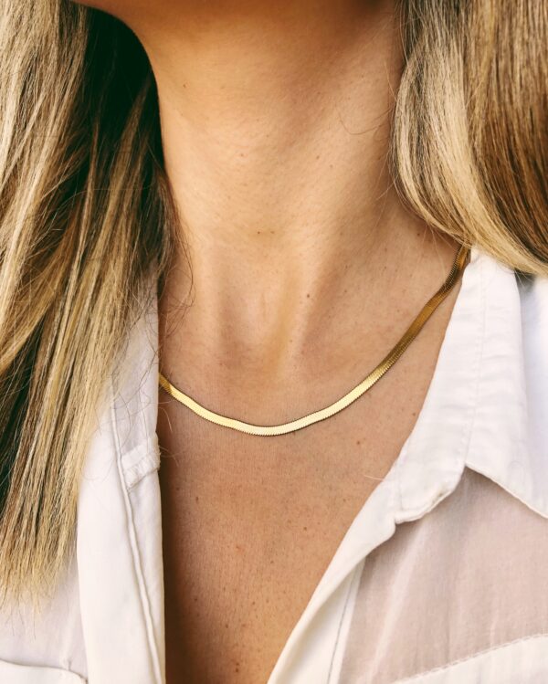 Colar Dourado em Aço Achatado Fininho