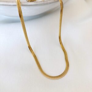 Colar Dourado em Aço Achatado