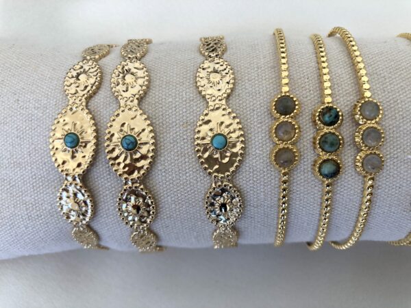 Pulseira em Aço Dourada Boho com 3 Pedras Cremes Redondas