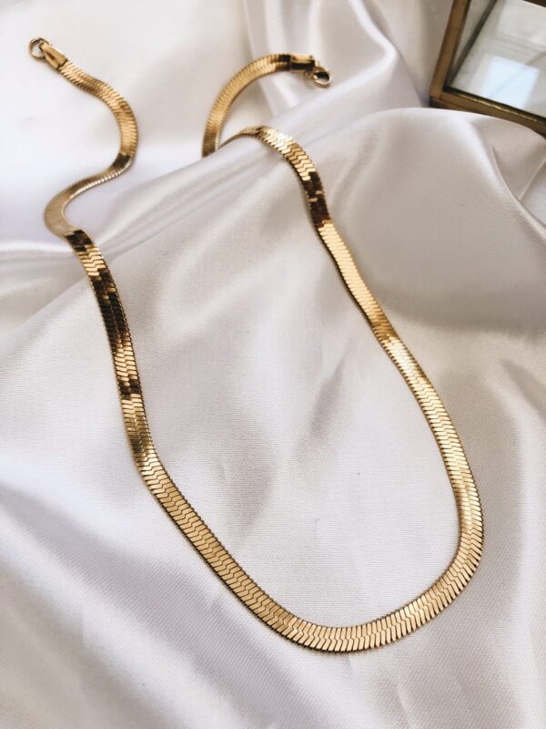 Colar Dourado em Aço Achatado